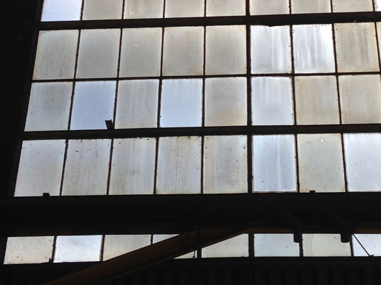 Fönster med rutor och mörka ramar.