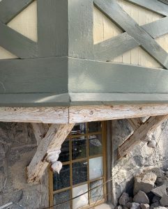 En hundsra&aring;rig fasad