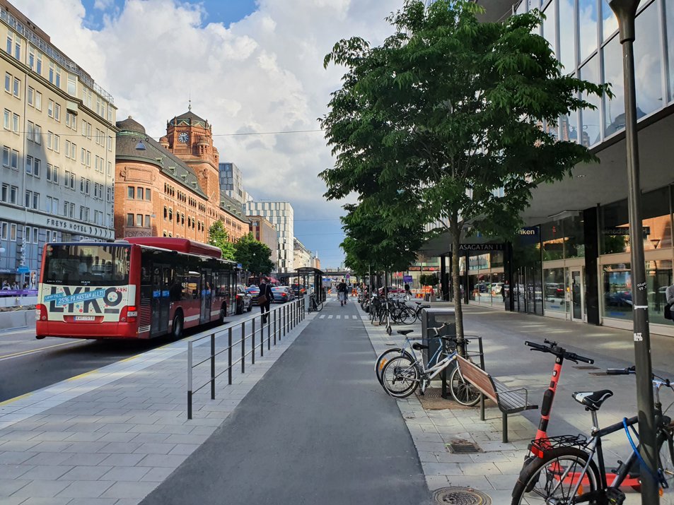 Vasagatan i Stockholm som byggs om med grönska, nya cykelbanor och breddade gångbanor med plats för fler gående och uteserveringar. 
