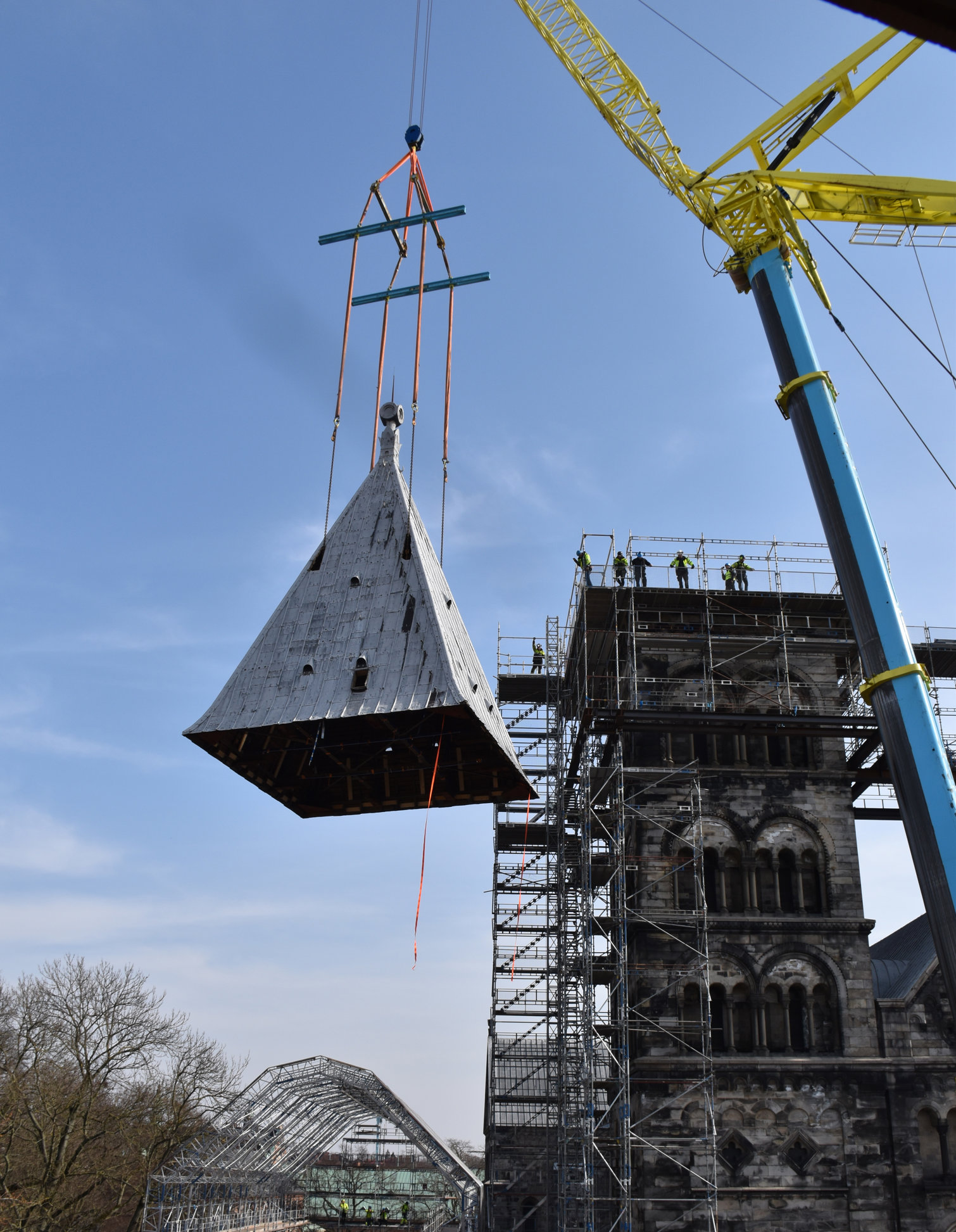 Lyft av torntaken på Lunds domkyrka (4)