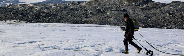 Foto som visar en man som genomför en geofysisk undersökning i vinterlandskap