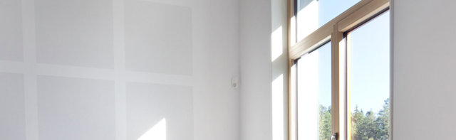 Foto som visar ett fönster i ett hus med vita väggar