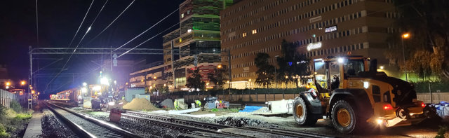 Fotot visar markarbeten och sättning av kontaktledningsstolpar vid Sollentuna station