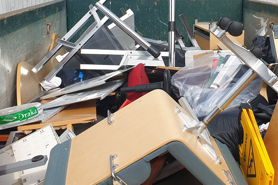 Foto som visar en container där möbler och inredning har slängts