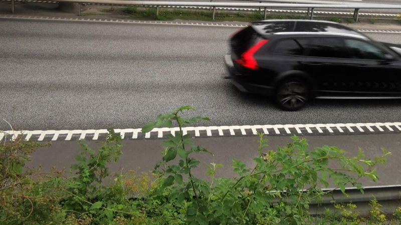 En bil som kör snabbt på en väg