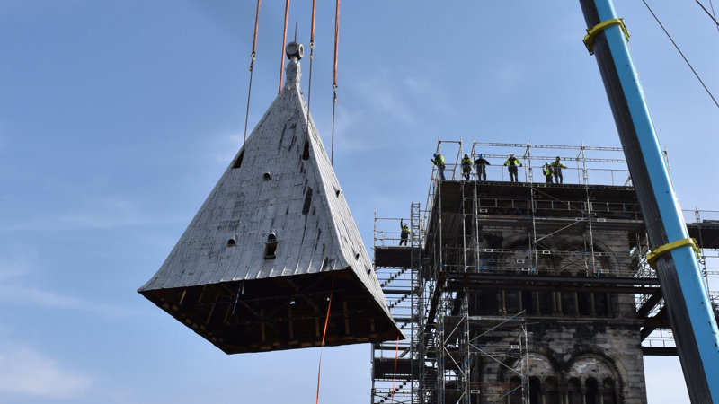 Lyft av torntaken på Lunds domkyrka (4)