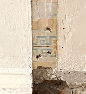 Byggnadsv&aring;rd och konservering g&aring;r hand i hand. H&auml;r skrapas en gammal dekor fram i ett tak. Fem lager f&auml;rg skrapas f&ouml;rsiktigt fram med skalpell och m&ouml;nstret kan rekonstrueras.